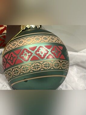 Pendleton 2014 Glass Christmas Bauble Geometric Green Red Beige Gold Round